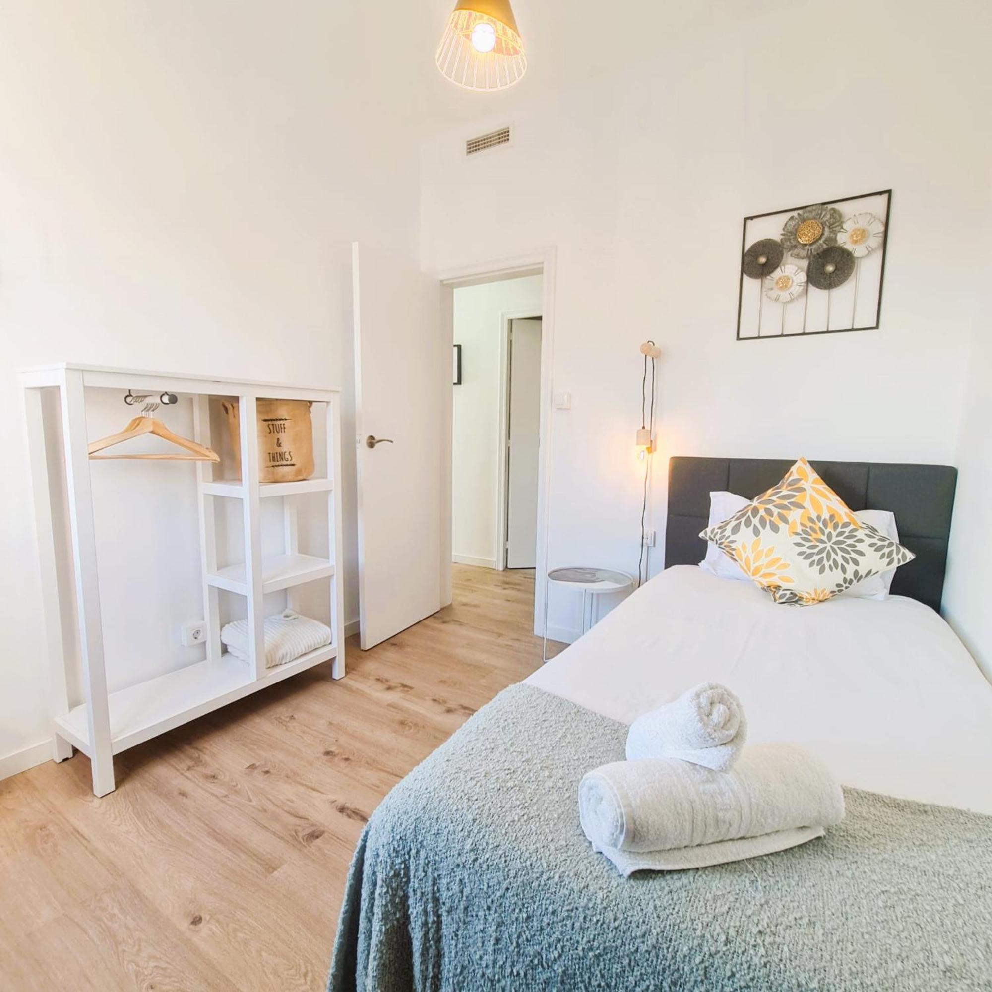 G74 Avenida Gaudi Nice 4 Bedrooms Apartment With Balcony With Views Of The Basilica Sagrada Familia — Photos 3